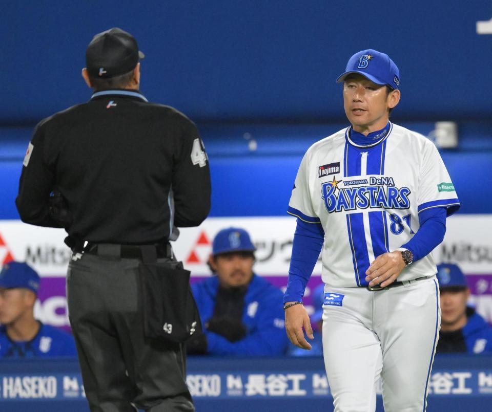 　８回の攻撃を終え、投手交代を告げる三浦監督（撮影・伊藤笙子）