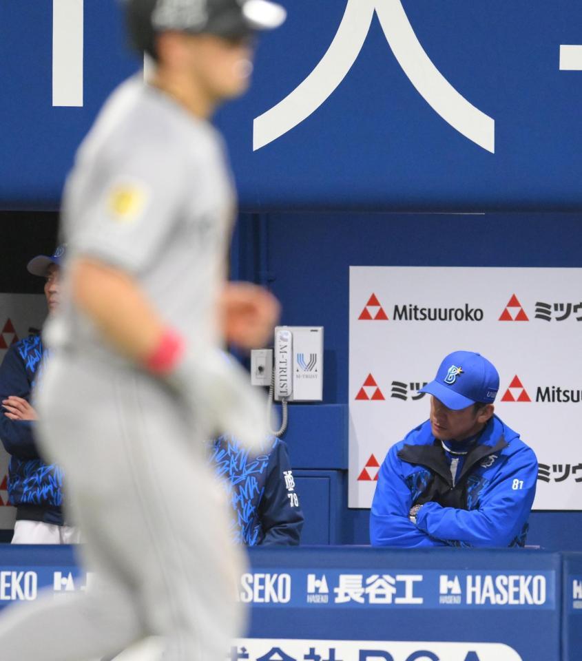 　８回、甲斐に犠飛を打たれ、首をかしげる三浦監督（撮影・伊藤笙子）