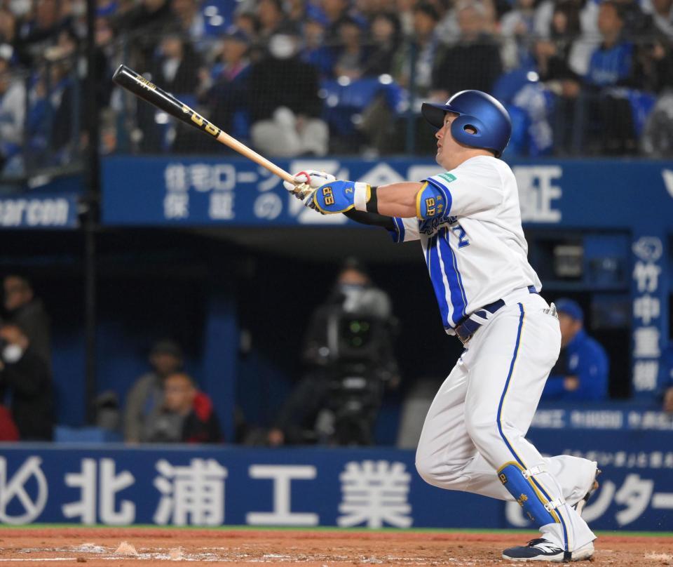 　９回、右中間へ３ランを放つ牧（撮影・伊藤笙子）