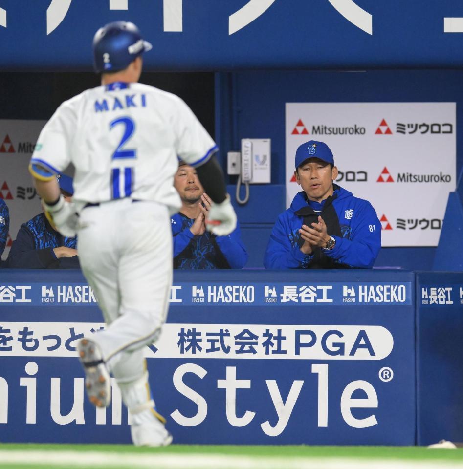 　９回、右中間へ３ランを放った牧（左）を迎える三浦監督（撮影・伊藤笙子）