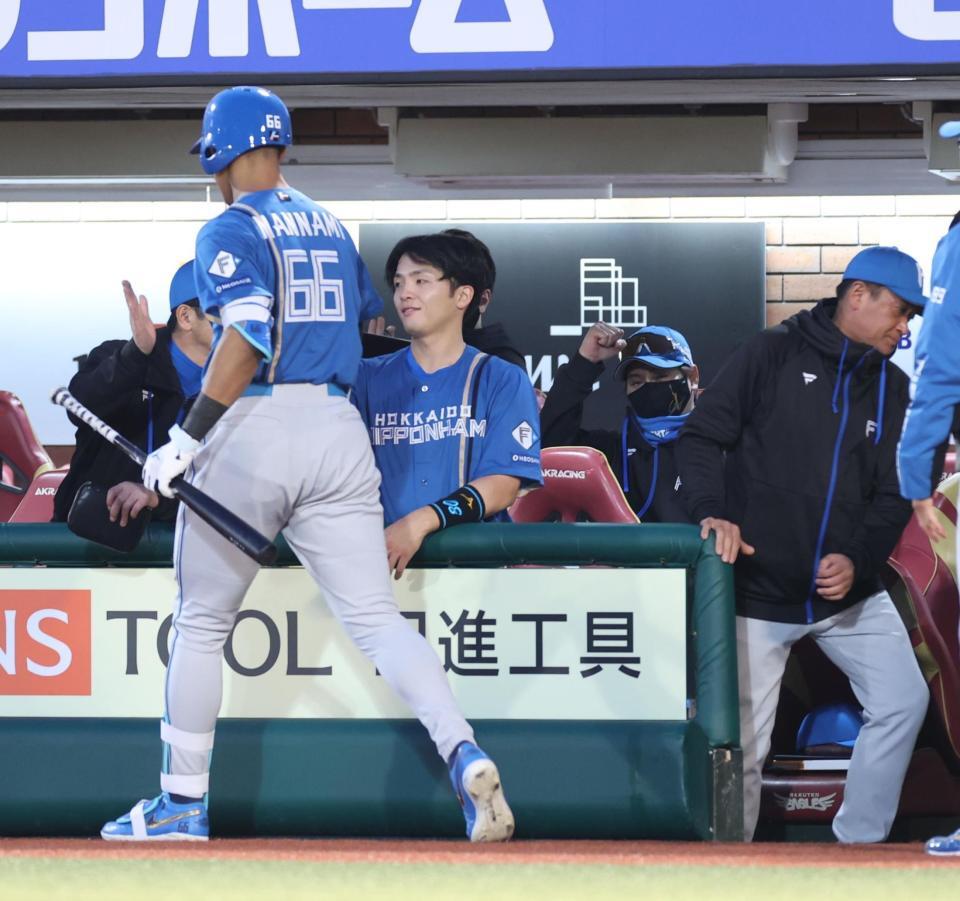 　２回、先制ソロを放った万波にガッツポーズの新庄監督（撮影・金田祐二）