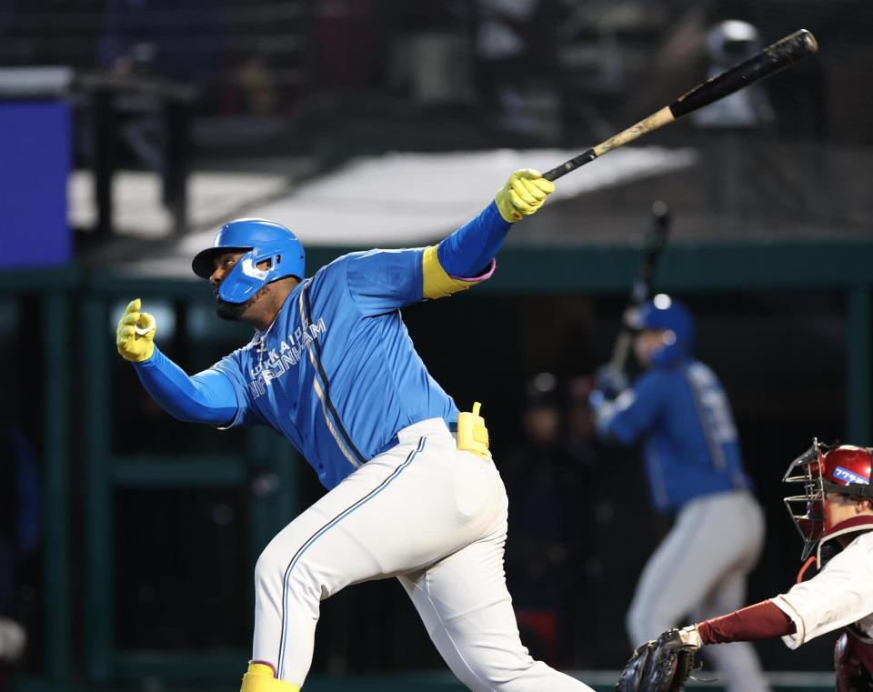 　５回、勝ち越し二塁打を放つレイエス（撮影・金田祐二）