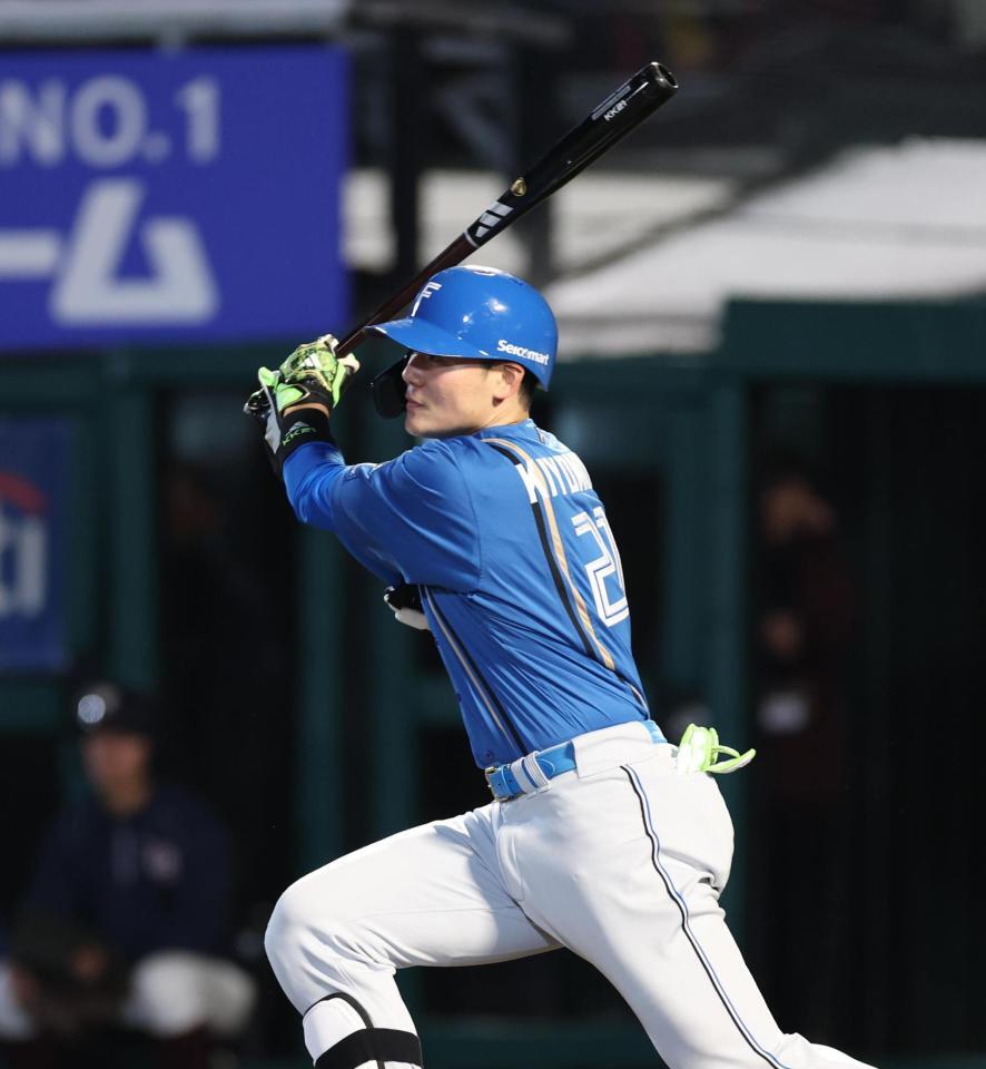 　５回、２点二塁打を放つ清宮幸（撮影・金田祐二）