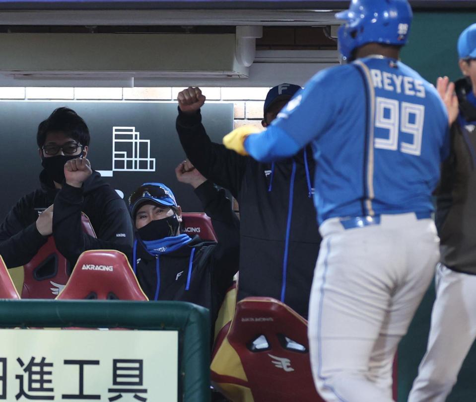 　５回、清宮幸の２点二塁打で生還のレイエスを迎える新庄監督（撮影・金田祐二）