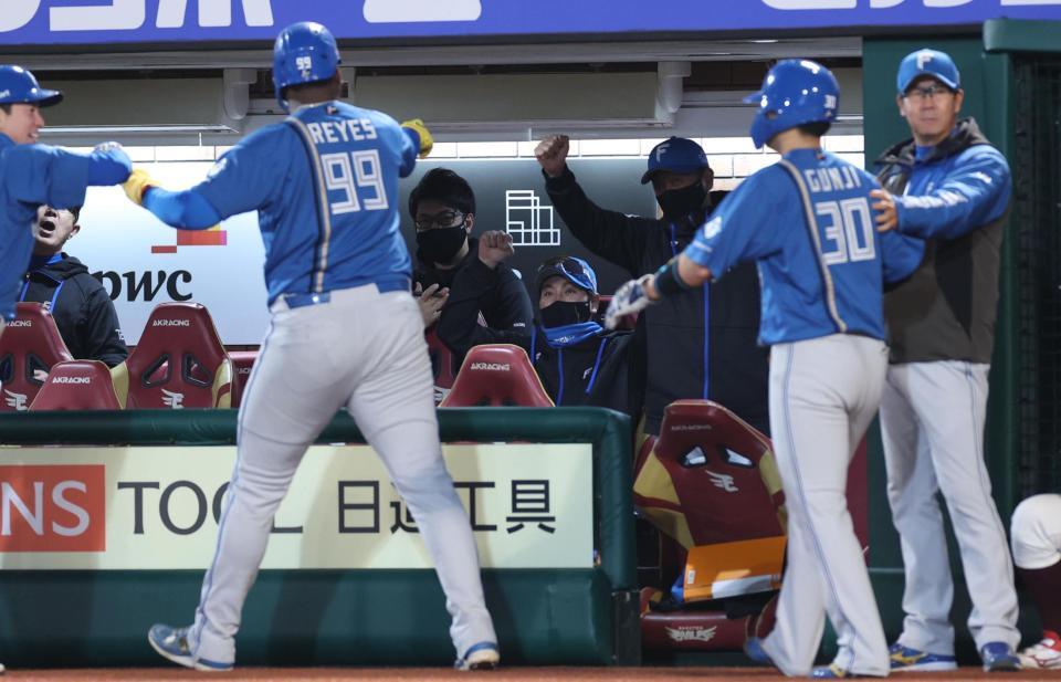 　５回、清宮幸の２点二塁打で生還のレイエスを迎える新庄監督（撮影・金田祐二）