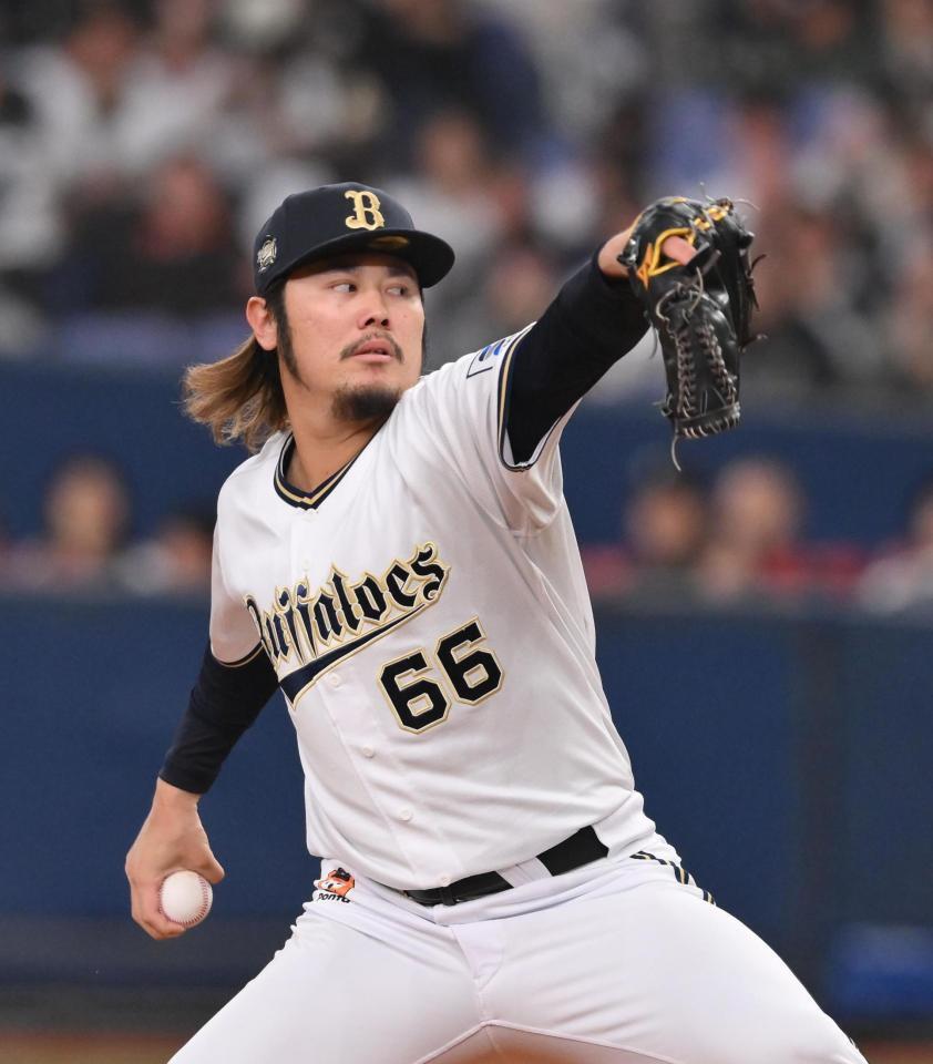 　８回、３番手で登板する鈴木（撮影・西田忠信）