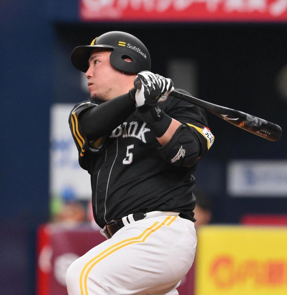 　８回、適時打を放つ山川（撮影・西田忠信）