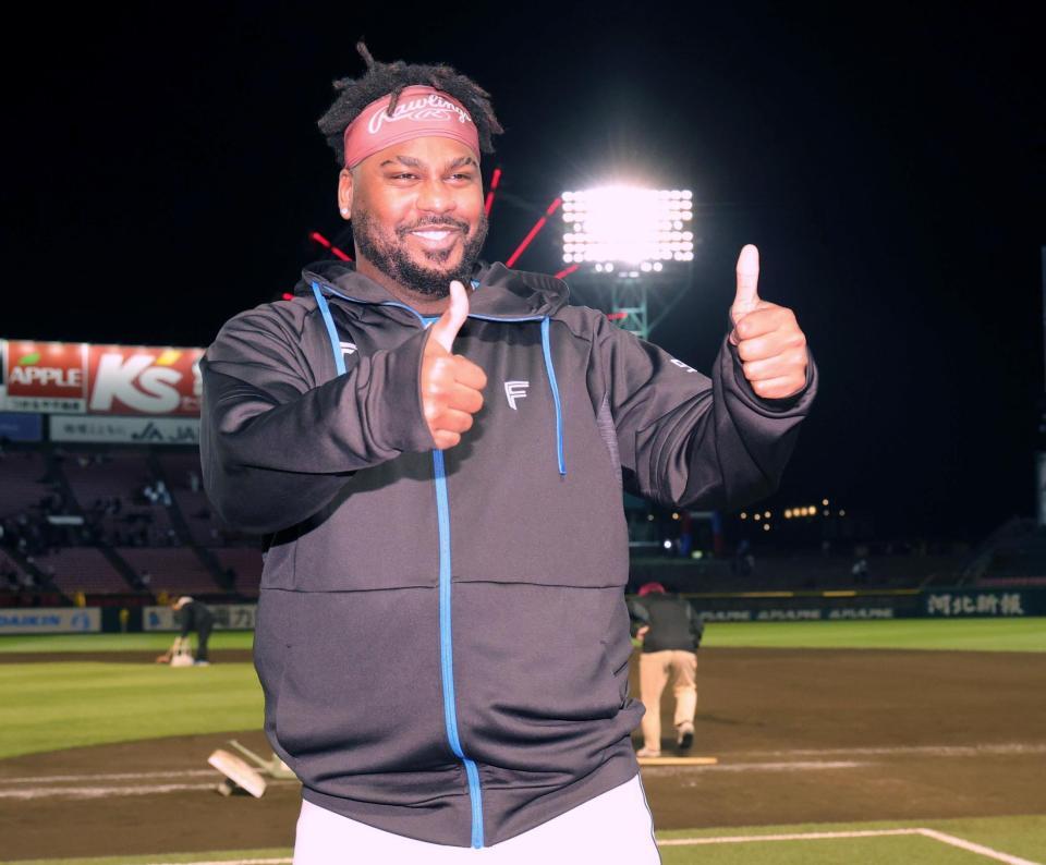 　ヒーローインタビューでご機嫌のレイエス（撮影・金田祐二）