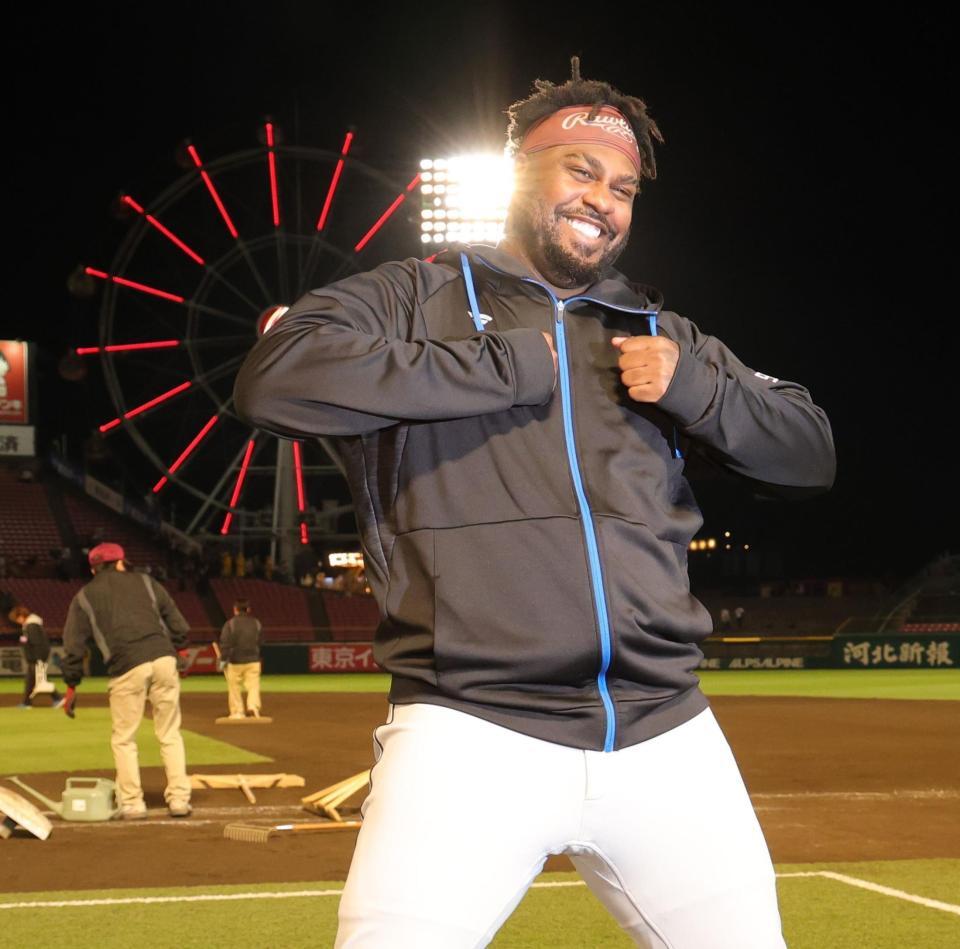 　ヒーローインタビューでご機嫌のレイエス（撮影・金田祐二）