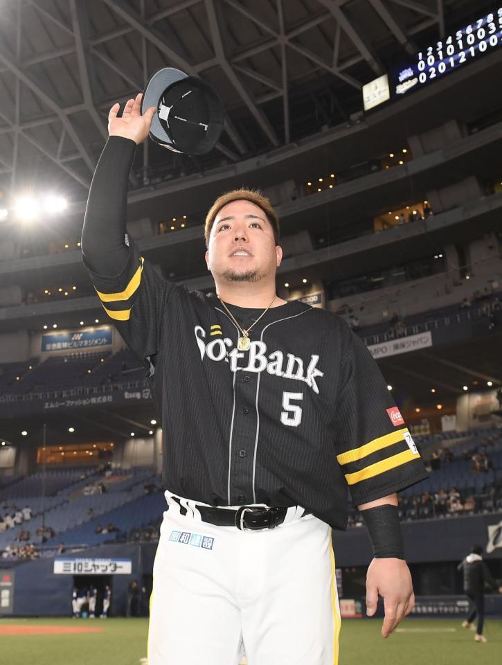 　スタンドの声援に応える山川（撮影・西田忠信）