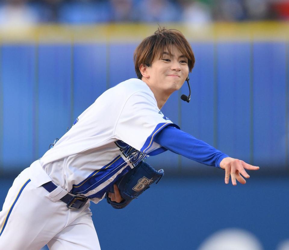 　セレモニアルピッチでストライクボールを投げる高橋優斗（撮影・伊藤笙子）