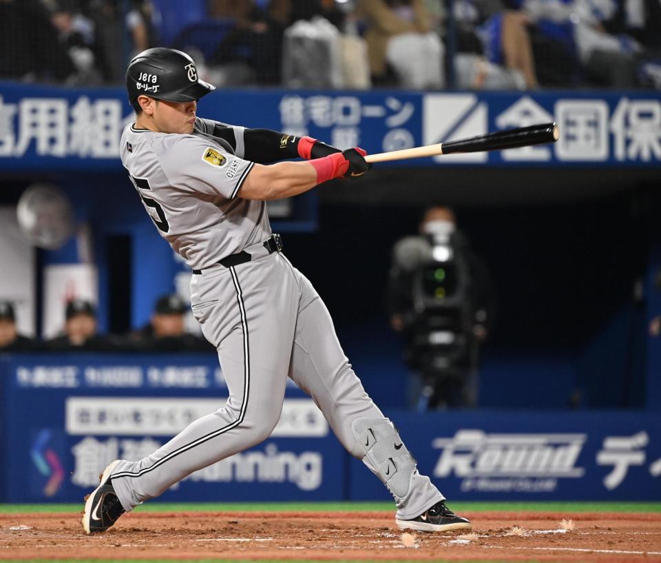 　４回、左越えに先制ソロを放つ岡本