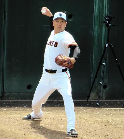 　ブルペン投球を行う田中将