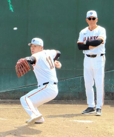 　久保巡回投手コーチ（右）が見守る中でブルペン投球を行う田中将