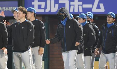 　ナインを迎える新庄監督（撮影・金田祐二）