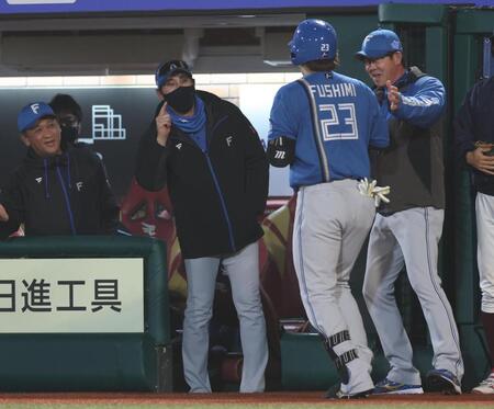 　８回、左越えに今季１号ソロを放った伏見を迎える新庄監督（撮影・金田祐二）