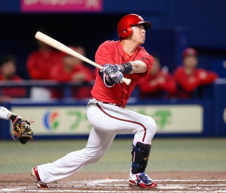 　１１回広島１死二塁、代打野間が右越えに決勝点となる勝ち越し二塁打を放つ＝バンテリンドーム