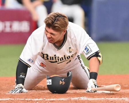 　１１回、死球を受け倒れ込む頓宮（撮影・西田忠信）