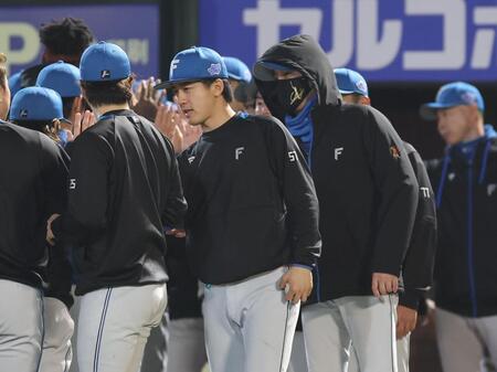 　ナインを迎える新庄監督と北山（撮影・金田祐二）