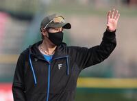 　ファンに手を振る新庄監督（撮影・金田祐二）