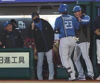 　８回、左越えに今季１号ソロを放った伏見を迎える新庄監督（撮影・金田祐二）