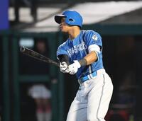 　４回、２点二塁打を放つ万波（撮影・金田祐二）