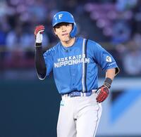　１回、先制適時二塁打を放ち喜ぶ野村（撮影・金田祐二）