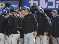 　ナインを迎える新庄監督と北山（撮影・金田祐二）