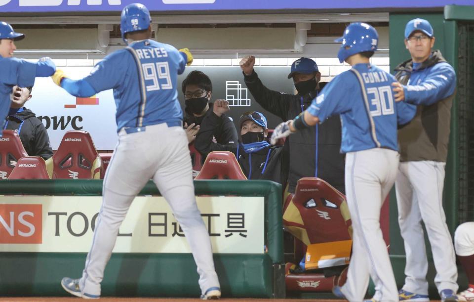 　５回、清宮幸の２点二塁打で生還のレイエスを迎える新庄監督（撮影・金田祐二）