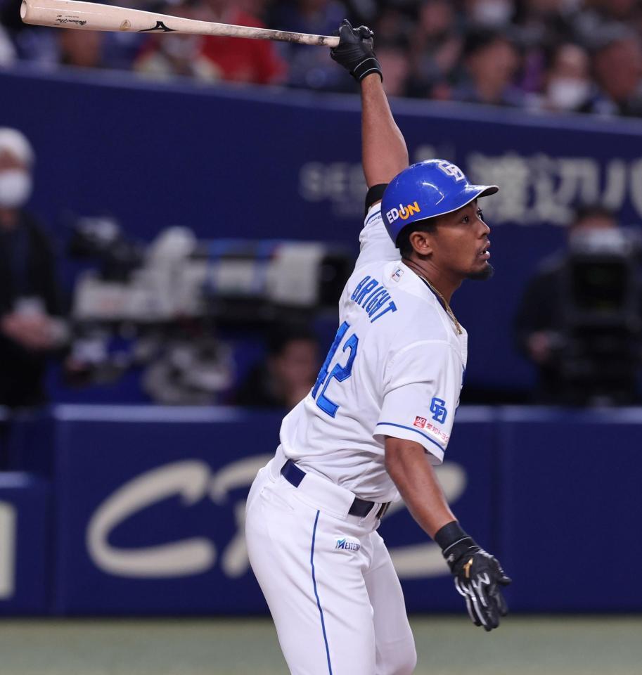 　８回、右中間への２点タイムリー二塁打を放つブライト健太（撮影・市尻達拡）