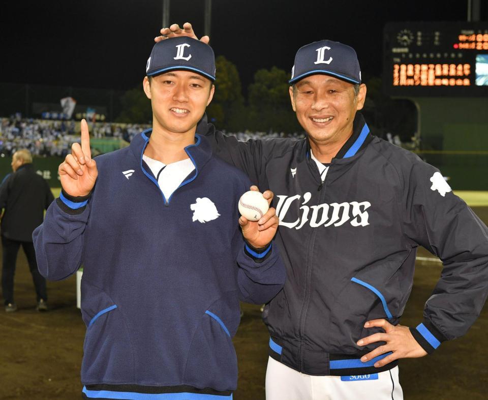 　先発で今季１勝目を挙げ西口監督（右）から労われる菅井（撮影・持木克友）