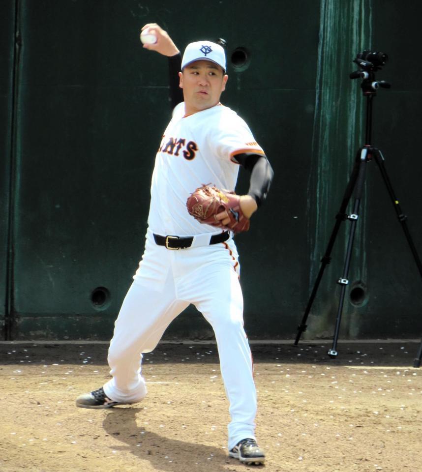 　ブルペン投球を行う田中将