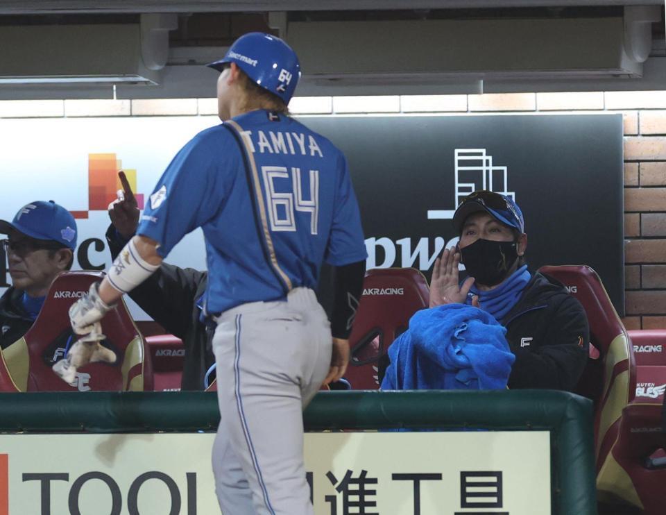 　４回、万波の２点二塁打で手をたたく新庄監督（撮影・金田祐二）