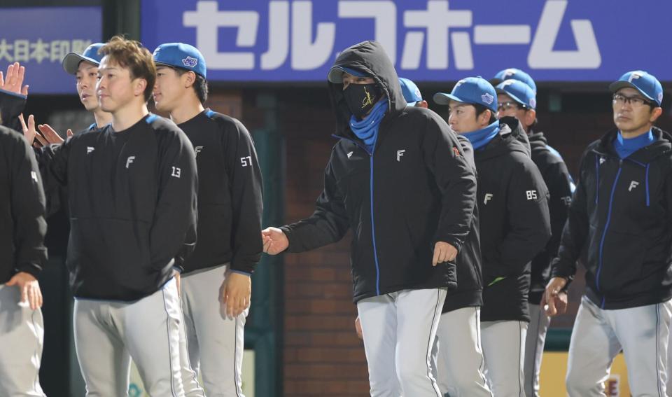 　ナインを迎える新庄監督（撮影・金田祐二）