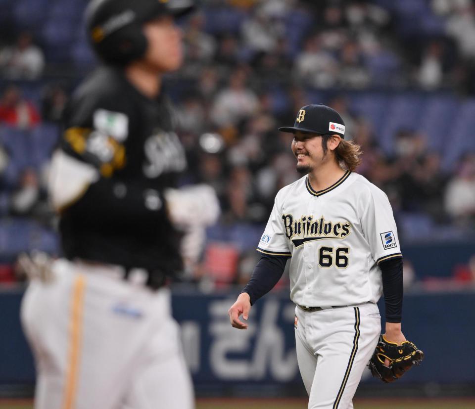 　１２回、柳田（左）を遊直に抑えた博志（撮影・西田忠信）