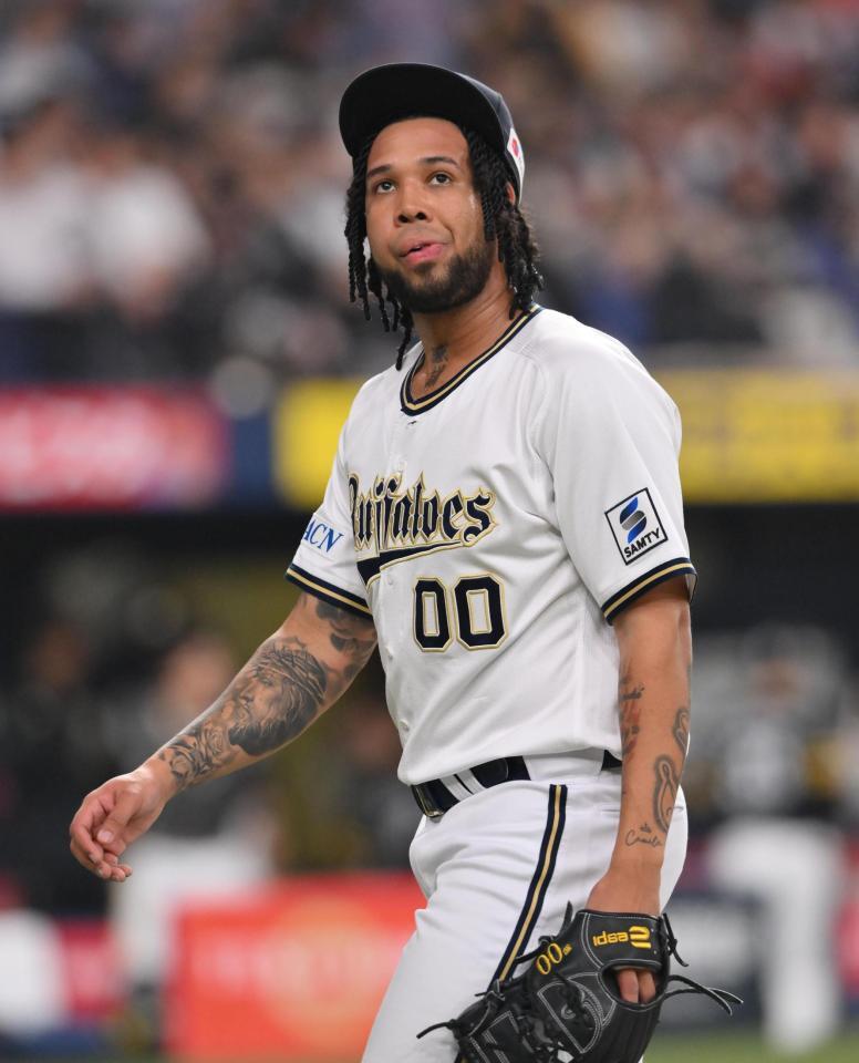 　２回に先制を許し、ベンチに戻るエスピノーザ（撮影・西田忠信）