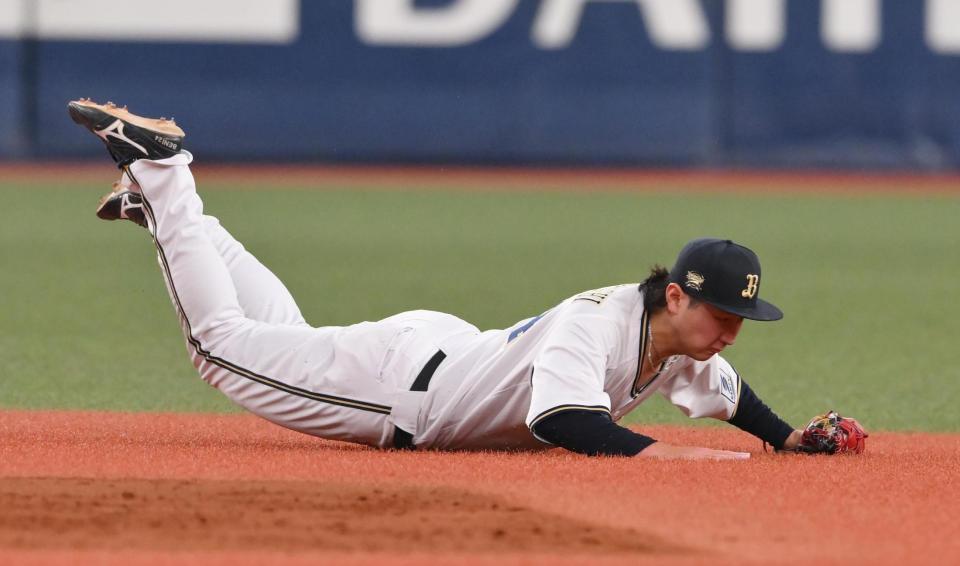 　５回、紅林は周東の打球を好捕するも送球できず内野安打にする（撮影・西田忠信）