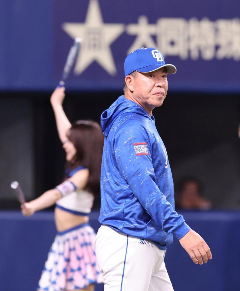 　７回の攻撃を前に、選手交代を告げる井上監督（撮影・市尻達拡）