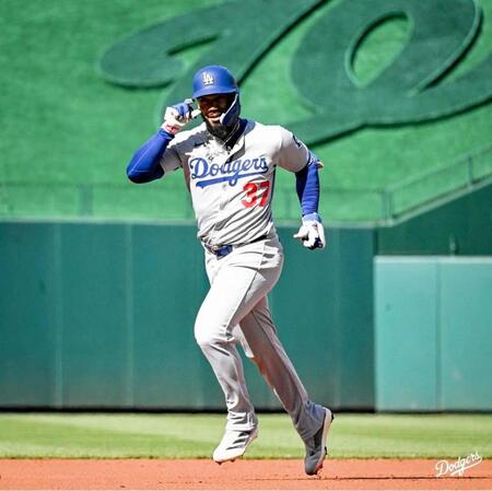 　初回に２ランを放ち、デコルテポーズを決めるＴ・ヘルナンデス（ロサンゼルス・ドジャース提供）