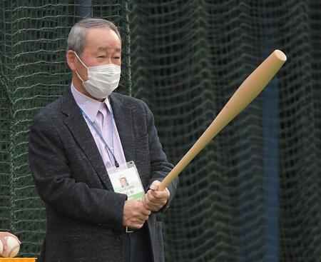 　魚雷バットを握る若松勉氏（撮影・佐藤厚）
