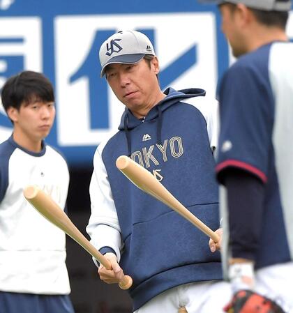 　魚雷バットを手に持つ高津監督（撮影・佐藤厚）