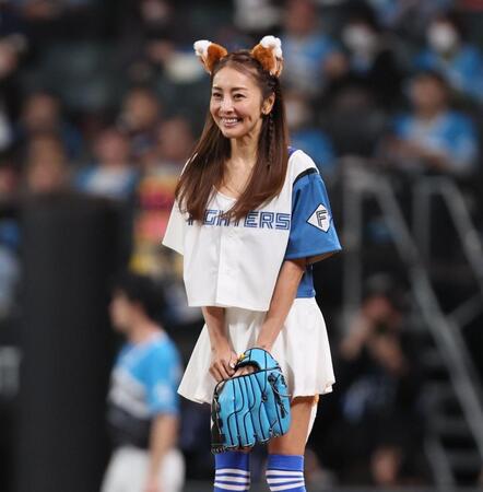 　始球式を務める熊切あさ美（撮影・中島達哉）