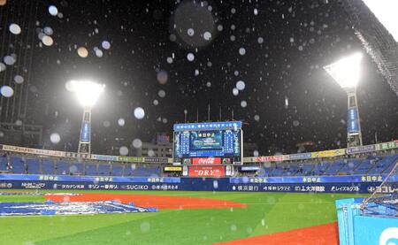 　３回裏途中、雷雨のためノーゲーム（撮影・佐藤厚）