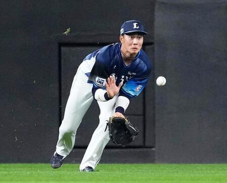 　３回、水野の打球を好捕する右翼手・長谷川