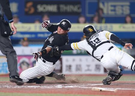 　４回、上田の左前打で二走・佐藤が本塁でタッチアウト（撮影・金田祐二）