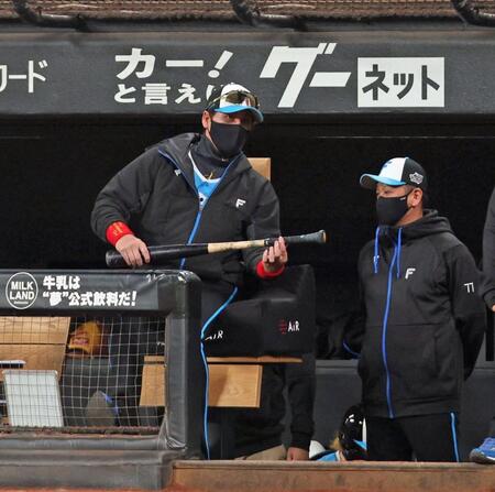 　７回、バットを触る新庄監督（左）＝撮影・中島達哉