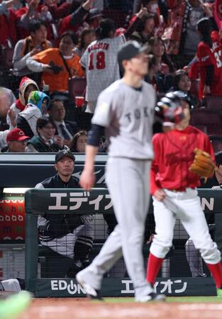 　４回、大量失点した戸郷を見つめる阿部監督（撮影・市尻達拡）