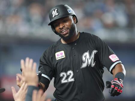 　６回、右越えソロを放ちナインに迎えられるポランコ（撮影・金田祐二）