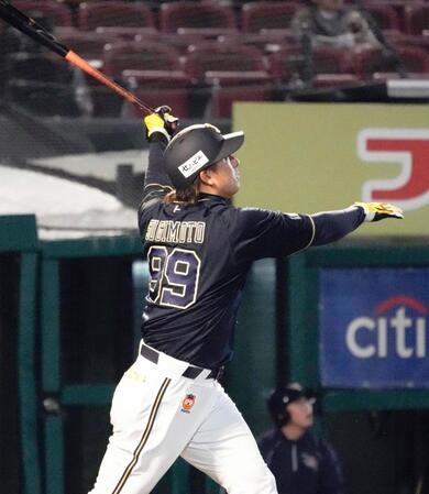 　６回、杉本が左越えに本塁打を放つ