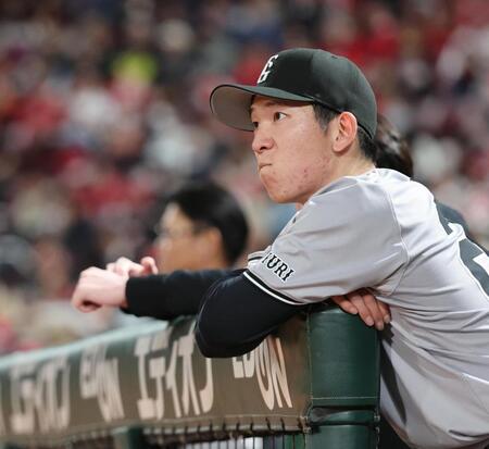 　４回、途中降板し、ベンチでうなだれる戸郷